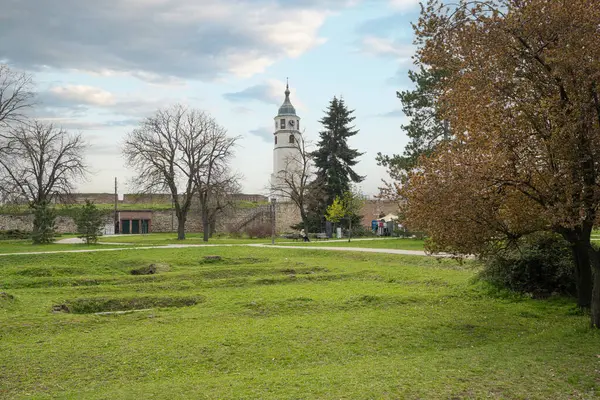 Belgrad, Sırbistan. 22 Mart 2025. Şehir merkezindeki Belgrad Kalesi 'ndeki Sahat Kulesi' nin panoramik manzarası