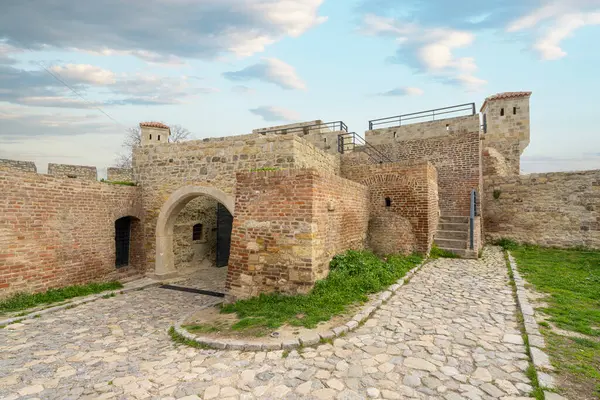 Belgrad, Sırbistan. 22 Mart 2025. Dizdare Kulesi 'nin şehir merkezindeki Belgrad Kalesindeki panoramik manzarası