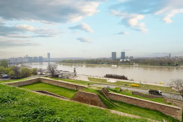 Belgrad, Sırbistan. 22 Mart 2025. Şehir merkezindeki Ana Gezinti Alanı 'nın panoramik görüntüsü