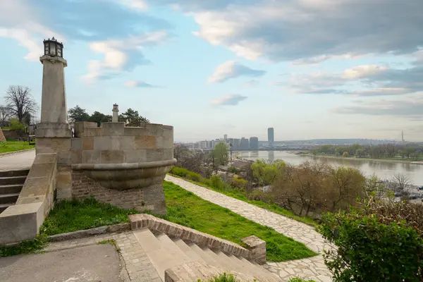 Belgrad, Sırbistan. 22 Mart 2025. Şehir merkezindeki Ana Gezinti Alanı 'nın panoramik görüntüsü