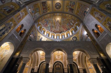 Belgrad, Sırbistan. 22 Mart 2025. Tarihi şehir merkezindeki St. Sava Ortodoks Tapınağı 'nın iç manzarası.