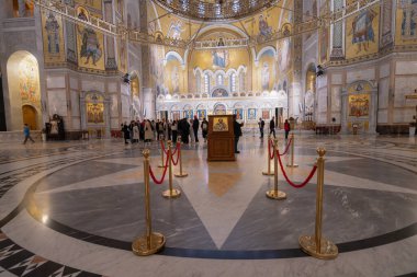 Belgrad, Sırbistan. 22 Mart 2025. Tarihi şehir merkezindeki St. Sava Ortodoks Tapınağı 'nın iç manzarası.