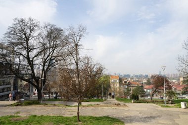 Belgrad, Sırbistan. 22 Mart 2025. Merkezdeki küçük bir parktan şehrin panoramik manzarası.