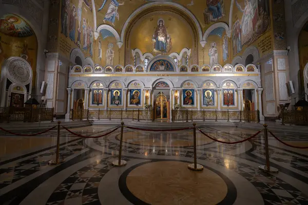 Belgrad, Sırbistan. 22 Mart 2025. Tarihi şehir merkezindeki St. Sava Ortodoks Tapınağı 'nın iç manzarası.
