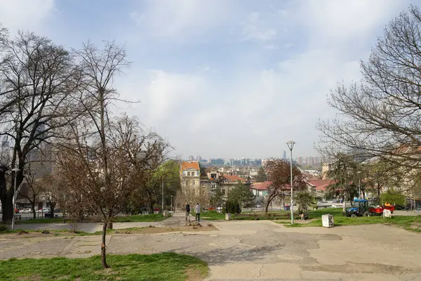Belgrad, Sırbistan. 22 Mart 2025. Merkezdeki küçük bir parktan şehrin panoramik manzarası.