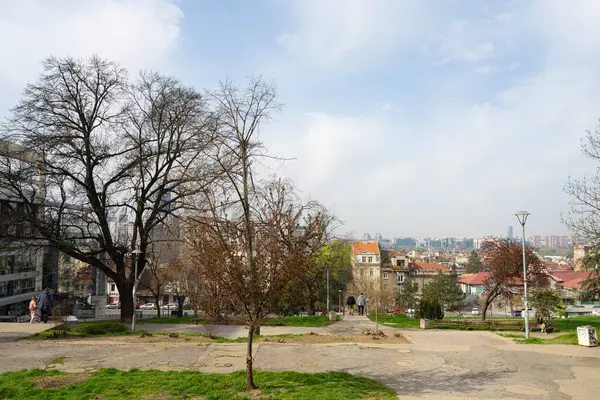 Belgrad, Sırbistan. 22 Mart 2025. Merkezdeki küçük bir parktan şehrin panoramik manzarası.