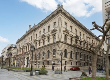 Belgrad, Sırbistan. 22 Mart 2025. Sırbistan 'ın şehir merkezindeki bankasının dış görüntüsü.