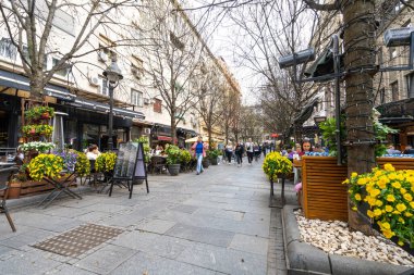 Belgrad, Sırbistan. 22 Mart 2025. İnsanlar bir bahar günü şehir merkezindeki bir sokakta yürüyorlar.
