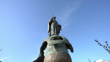 Belgrad, Sırbistan. 21 Mart 2025. Rusya Sanat Akademisi üyesi Rus heykeltıraş Alexander Rukavishnikov tarafından şehir merkezindeki eski tren istasyonunun önünde yapılan Stefan Nemanja anıtı.