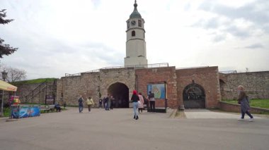 Belgrad, Sırbistan. 22 Mart 2025. Şehir merkezindeki Belgrad Kalesi 'ndeki Sahat Kulesi' nin panoramik manzarası