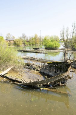Burci 'nin mezarlığı, 1900' lerin başında İtalya 'nın Treviso kenti yakınlarındaki Sile Nehri' nin bir kıvrımında nehir ticareti için kullanılan tipik Venedik ticaret gemileri.