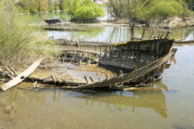 Burci 'nin mezarlığı, 1900' lerin başında İtalya 'nın Treviso kenti yakınlarındaki Sile Nehri' nin bir kıvrımında nehir ticareti için kullanılan tipik Venedik ticaret gemileri.