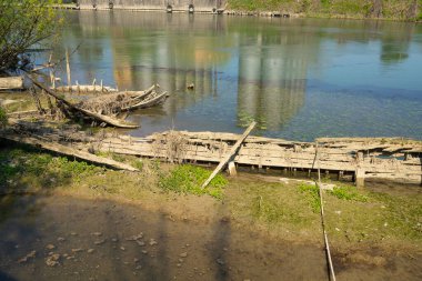 Burci 'nin mezarlığı, 1900' lerin başında İtalya 'nın Treviso kenti yakınlarındaki Sile Nehri' nin bir kıvrımında nehir ticareti için kullanılan tipik Venedik ticaret gemileri.