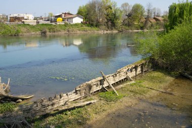 Burci 'nin mezarlığı, 1900' lerin başında İtalya 'nın Treviso kenti yakınlarındaki Sile Nehri' nin bir kıvrımında nehir ticareti için kullanılan tipik Venedik ticaret gemileri.