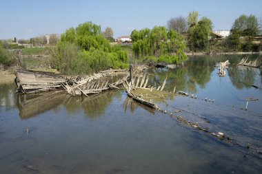 Burci 'nin mezarlığı, 1900' lerin başında İtalya 'nın Treviso kenti yakınlarındaki Sile Nehri' nin bir kıvrımında nehir ticareti için kullanılan tipik Venedik ticaret gemileri.