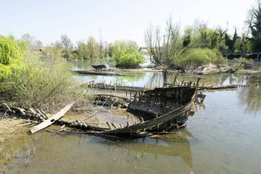 Burci 'nin mezarlığı, 1900' lerin başında İtalya 'nın Treviso kenti yakınlarındaki Sile Nehri' nin bir kıvrımında nehir ticareti için kullanılan tipik Venedik ticaret gemileri.