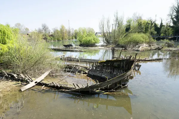 Burci 'nin mezarlığı, 1900' lerin başında İtalya 'nın Treviso kenti yakınlarındaki Sile Nehri' nin bir kıvrımında nehir ticareti için kullanılan tipik Venedik ticaret gemileri.