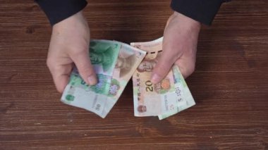 Masadaki Çin Yuan banknotlarını sayıyorum.