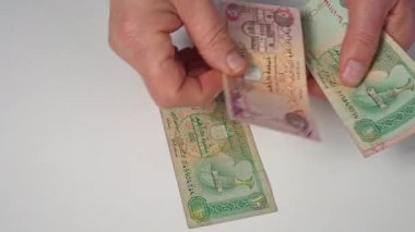 Masada Birleşik Arap Emirlikleri 'nden Dirham banknotları sayıyorum.