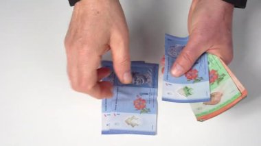 Masadaki bazı Malezya Halkaları banknotlarını saymak