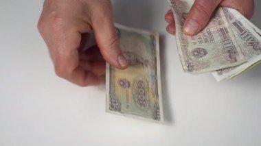 Masadaki Vietnam dong banknotlarını sayıyorum.