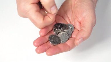 Çin Yuan paralarını sayıyorum.