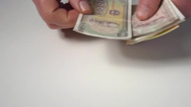 Masadaki Vietnam dong banknotlarını sayıyorum.