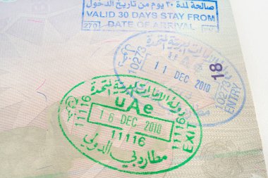 Pasaportunda BAE sınır yetkililerinin damgası var.