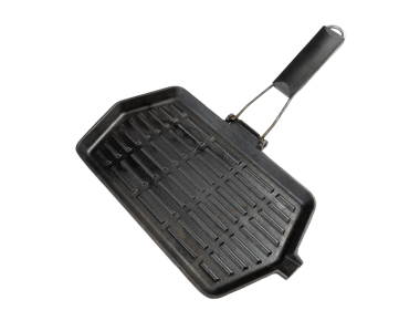 Şeffaf bir yüzeyde eski bir dökme demir tava.