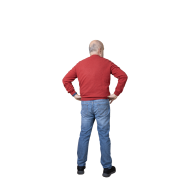 Elleri kalçasında bir adam.