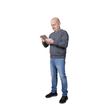 Elinde tablet olan bir adam.