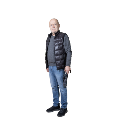 Elinde şemsiyesi olan bir adam