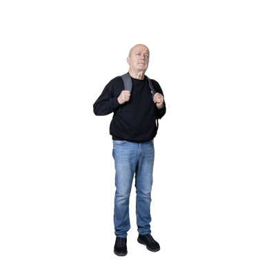 Yürürken sırtında sırt çantası olan bir adam.