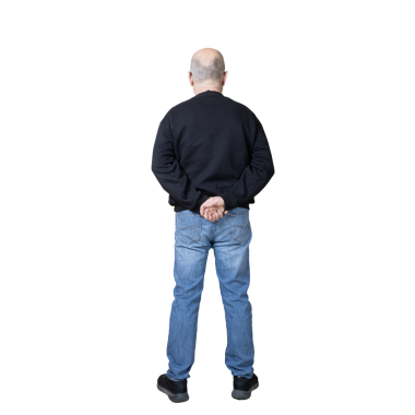 Kolları arkada yansıyan bir adam.