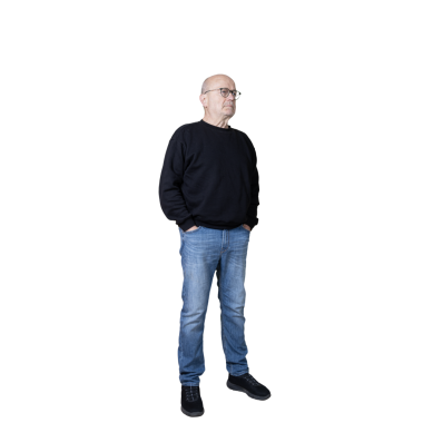 Elleri ceplerinde yansıyan bir adam.