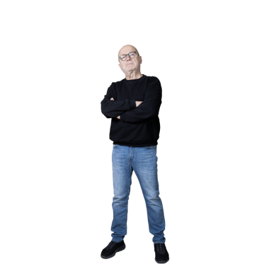 Yansıyan kollarını katlamış bir adam.