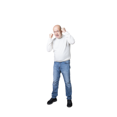 Bir adam şeffaf bir arka planda kapalı yumruklarla güçlü bir jest yapar.