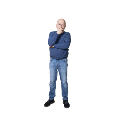 Şeffaf bir arkaplanı yansıtırken bir adam