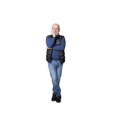 Şeffaf bir arkaplanı yansıtırken bir adam