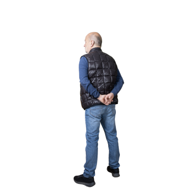 Şeffaf bir arka planda elleri arkada olan bir adam.