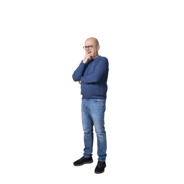 Şeffaf bir arkaplanı yansıtırken gözlüklü bir adam