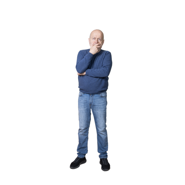 Şeffaf bir arkaplanı yansıtırken bir adam