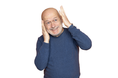 Şeffaf bir arka planda elleri başında gülümseyen bir adam.