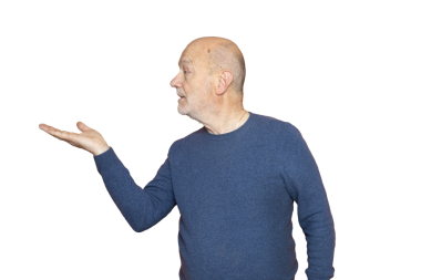 Şeffaf bir arkaplanda tartışırken el kol hareketi yapan bir adam.