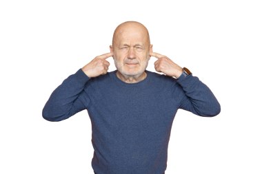 Kulaklarını şeffaf bir arka planda parmaklarıyla kapatan bir adam.