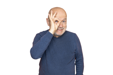 Saydam bir arka planda parmakları gözünün etrafında olan bir adam.