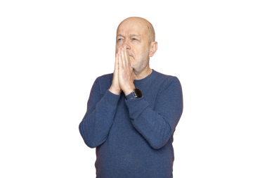 Şeffaf bir arkaplan üzerinde yansıtıcı bir tutum içinde bir adam