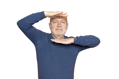 Şeffaf bir arkaplanda elleri yukarıda ve aşağıda olan bir adam.