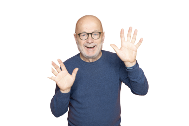 Mutlulukta, şeffaf bir geçmişi olan, elleri önünde gözlüklü bir adam.