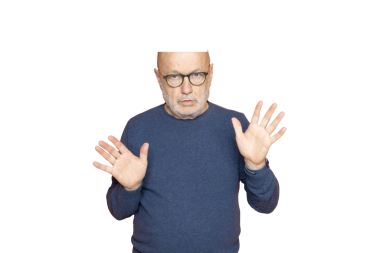 Gözlüklü bir adam, elleri şeffaf bir arka planda tartışırken el kol hareketi yapıyor.